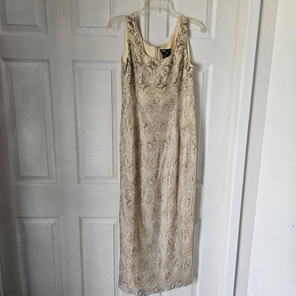 Golden lace formal dress - Picture 4 of 7